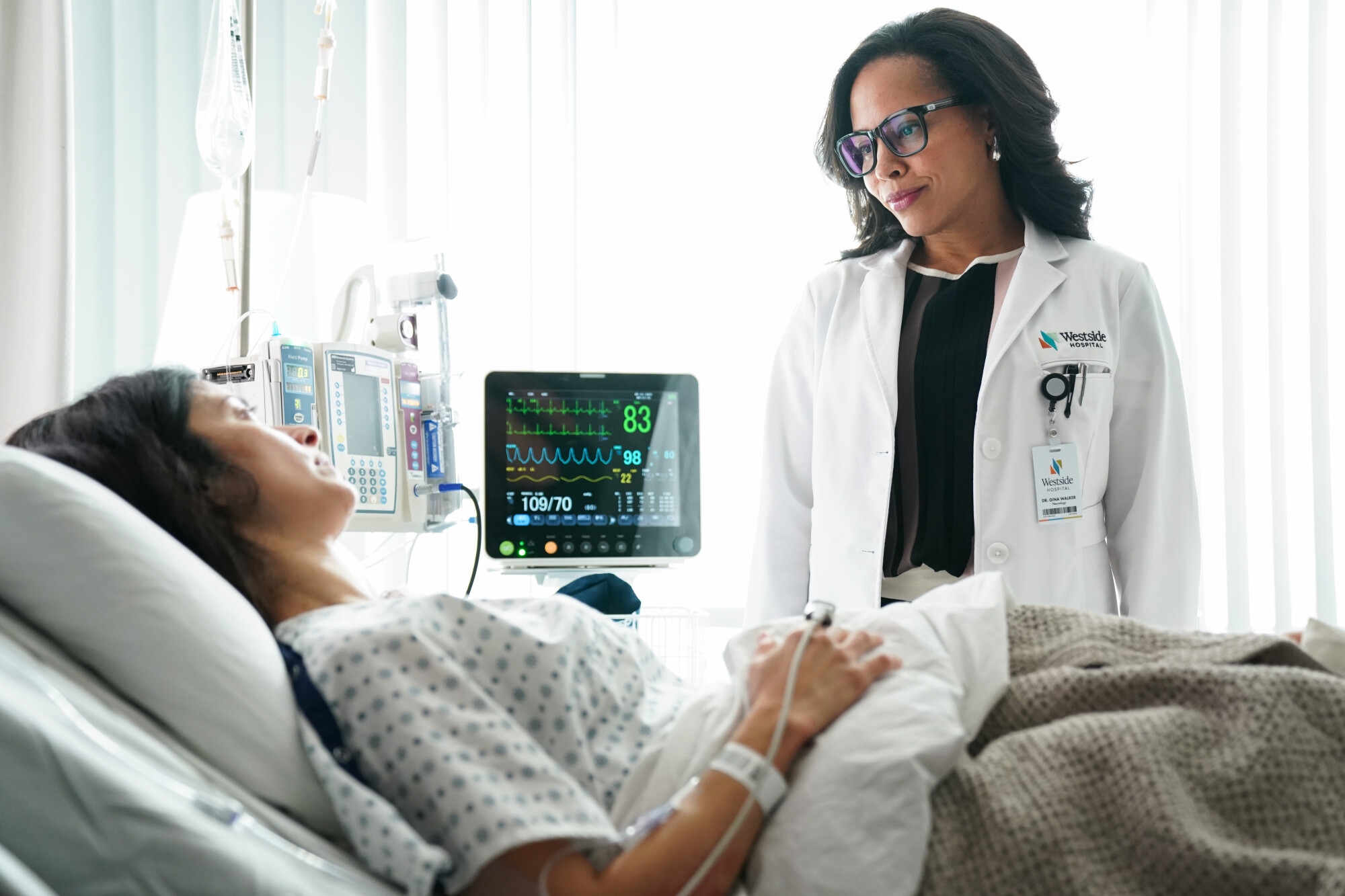 As estrelas convidadas Tenille Reed e Amirah Wan do episódio 7 da 2ª temporada de Doc são mostradas, da esquerda para a direita.