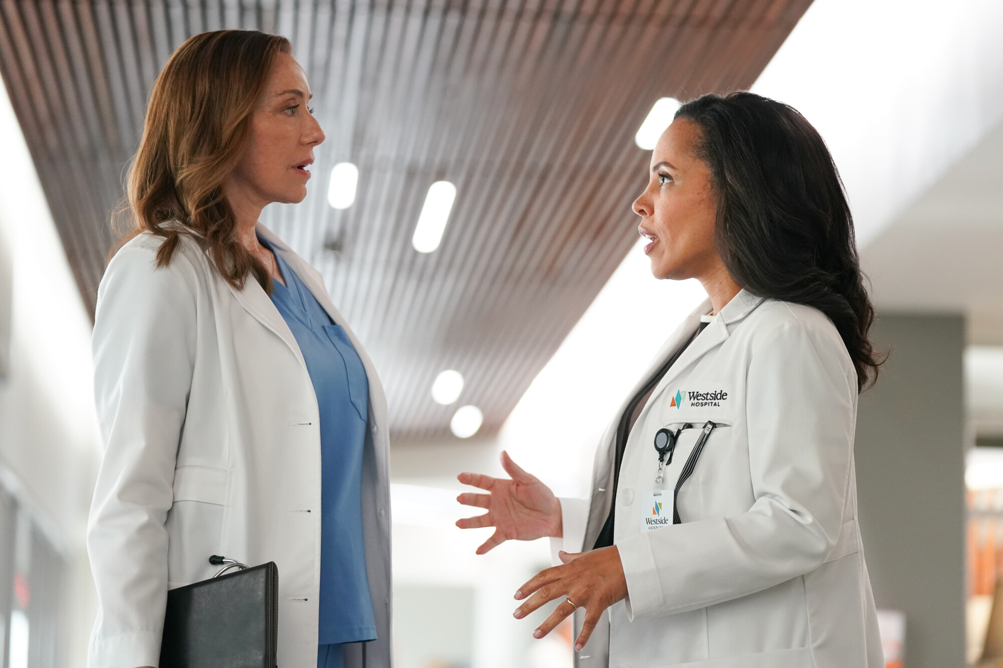Foto de Molly Parker e Amira Wan do episódio 7 da 2ª temporada de Doc, da esquerda para a direita.