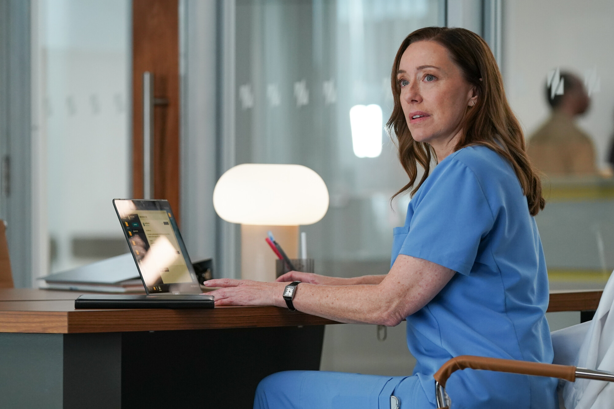 Uma foto do episódio 7 da 2ª temporada de Molly Parker's Doc.