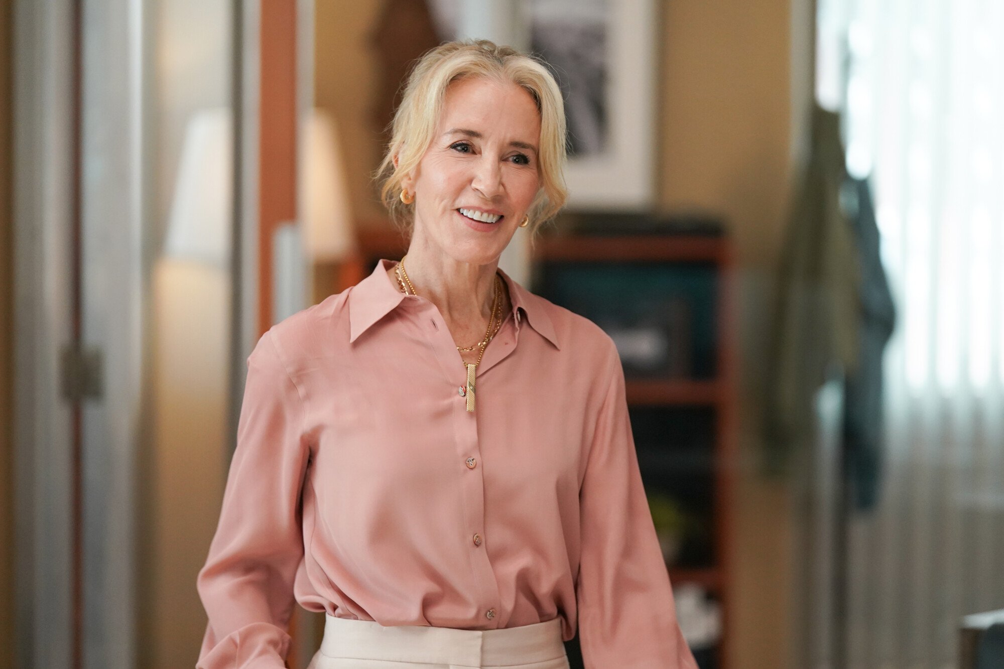 Uma foto do episódio 7 da 2ª temporada de Felicity Huffman's Doc.
