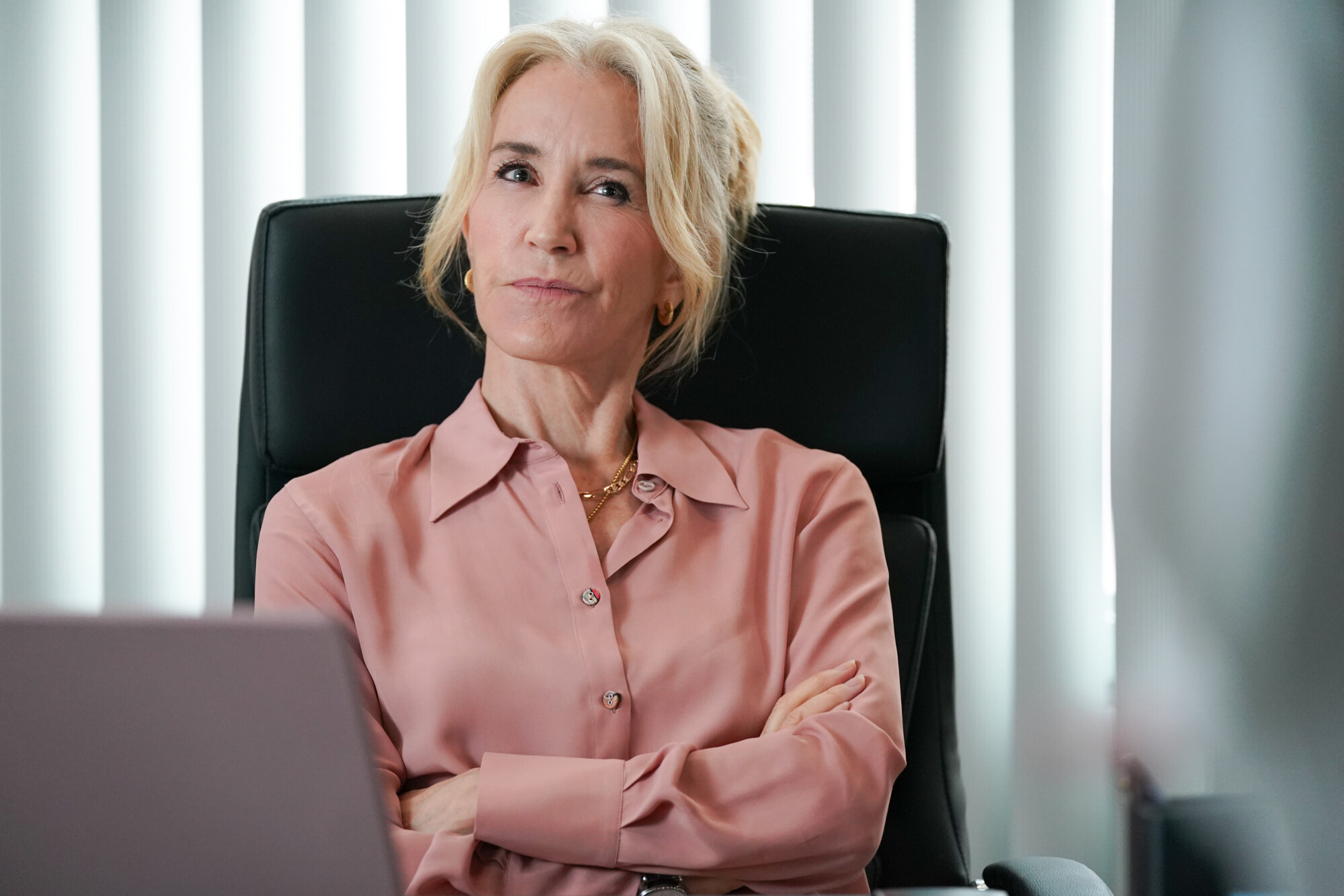 Uma foto do episódio 7 da 2ª temporada de Felicity Huffman's Doc.