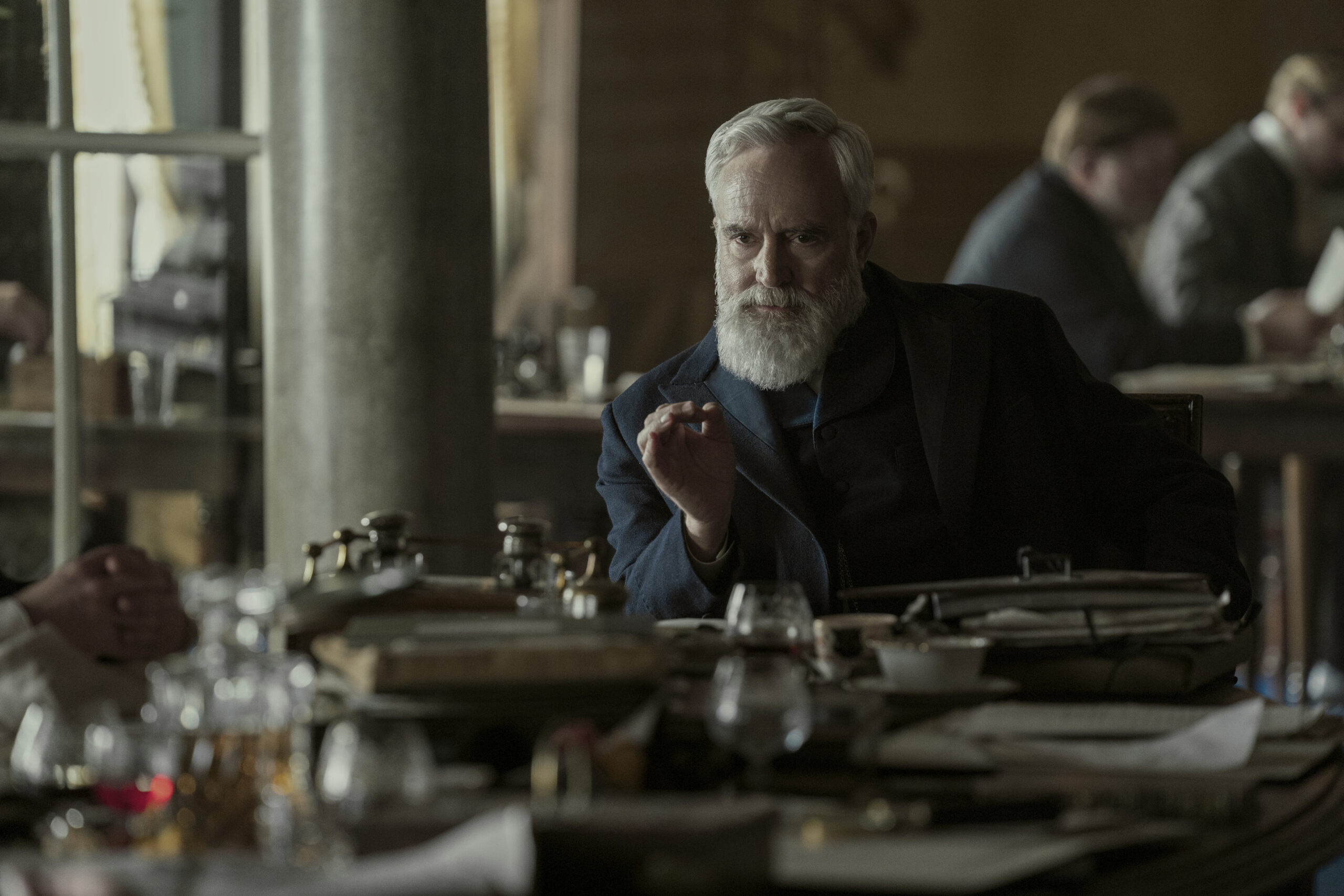 Still from Death by Lightning, temporada 1, episódio 2 de Bradley Whitford como James Blaine.