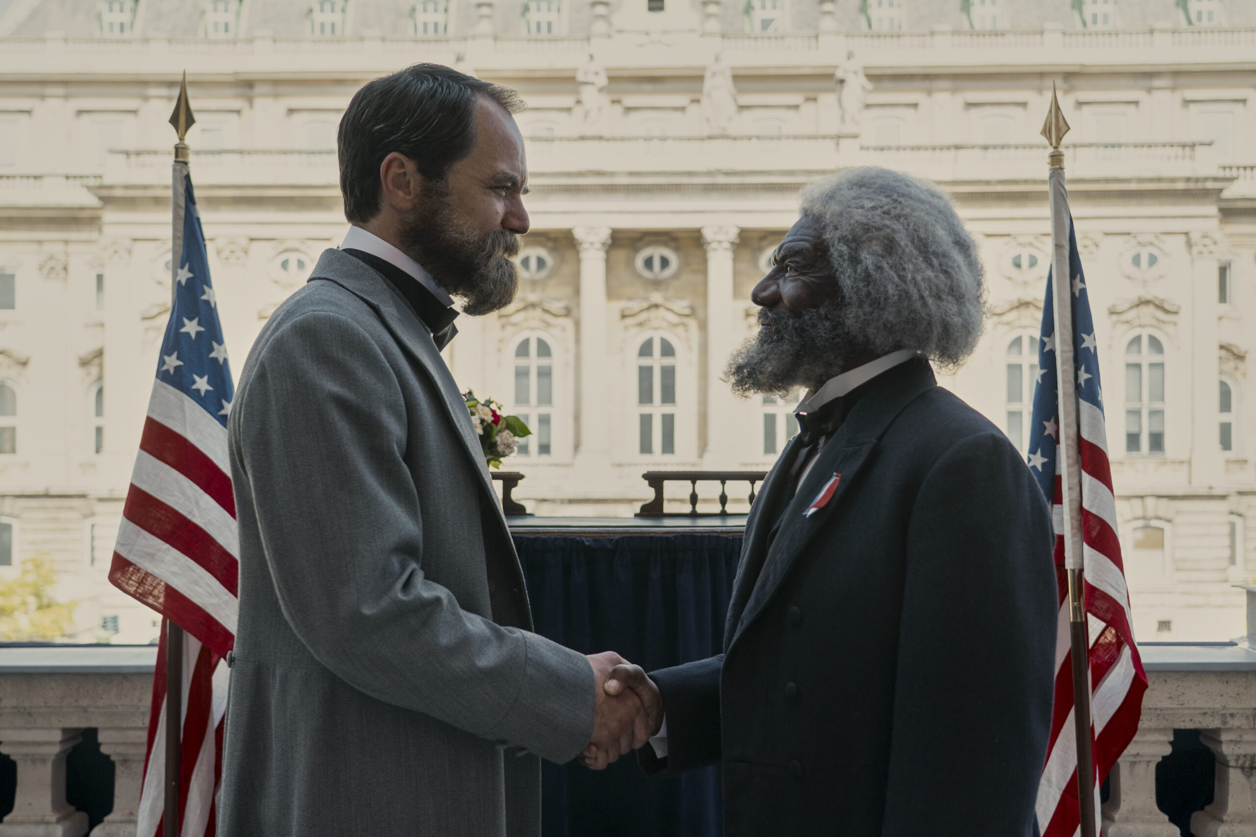 Na foto da esquerda para a direita estão Michael Shannon como James Garfield e Vondie Curtis-Hall como Frederick Douglass em Death by Lightning, temporada 1, episódio 2.