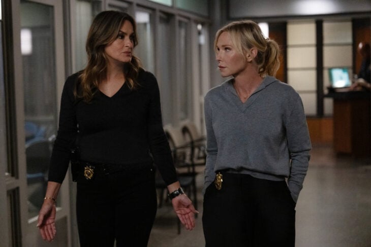 Law & Order: Special Victims Unit Season 27 Episode 4, "Clickbait," - (l-r) Mariska Hargitay as Capt. Olivia Benson and Kelli Giddish as Sgt. Amanda Rollins Law & Order: Special Victims Unit Season 27 Episode 4 Review: Clickbait 