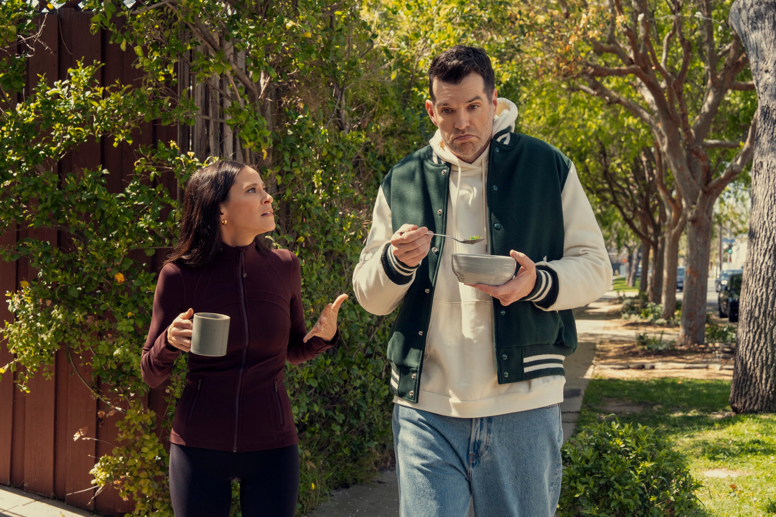 Ninguém quer esta temporada 2, episódio 3, TV reveladora Ninguém quer isso. (Da esquerda para a direita) Jackie Tohn como Esther, Timothy Simons como Sasha no episódio 203 de Ninguém Quer Isso.