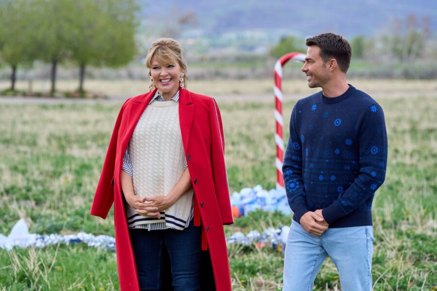 Finding Mr. Christmas Season 2 Episode 2 — Photo: Melissa Peterman, Jonathan Bennett Credit: ©2025 Hallmark Media/Photographer: Kim Nunneley | Tell-Tale TV Finding Mr. Christmas Season 2 Episode 2 — Photo: Melissa Peterman, Jonathan Bennett Credit: ©2025 Hallmark Media/Photographer: Kim Nunneley