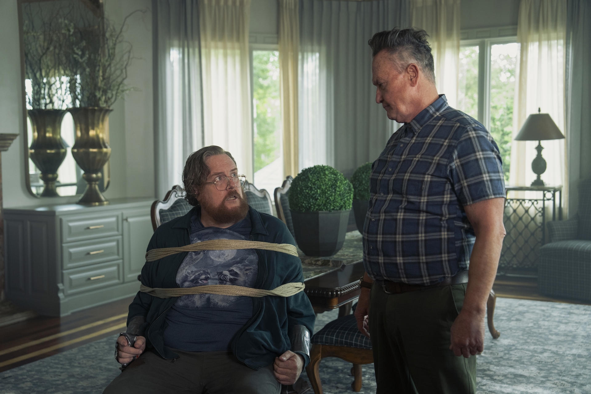 Episódios da segunda temporada de Peacemaker 7 - (LR) Steve Edge e Robert Patrick