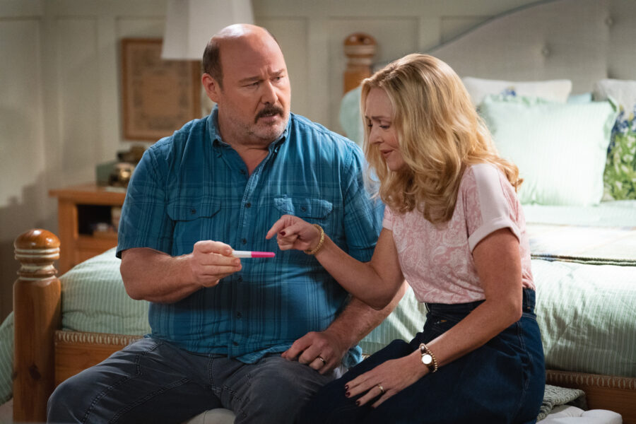 Um teste de gravidez e a história da próstata de um velho na TV O primeiro casamento de Georgie e Mandy, temporada 2, episódio 5,