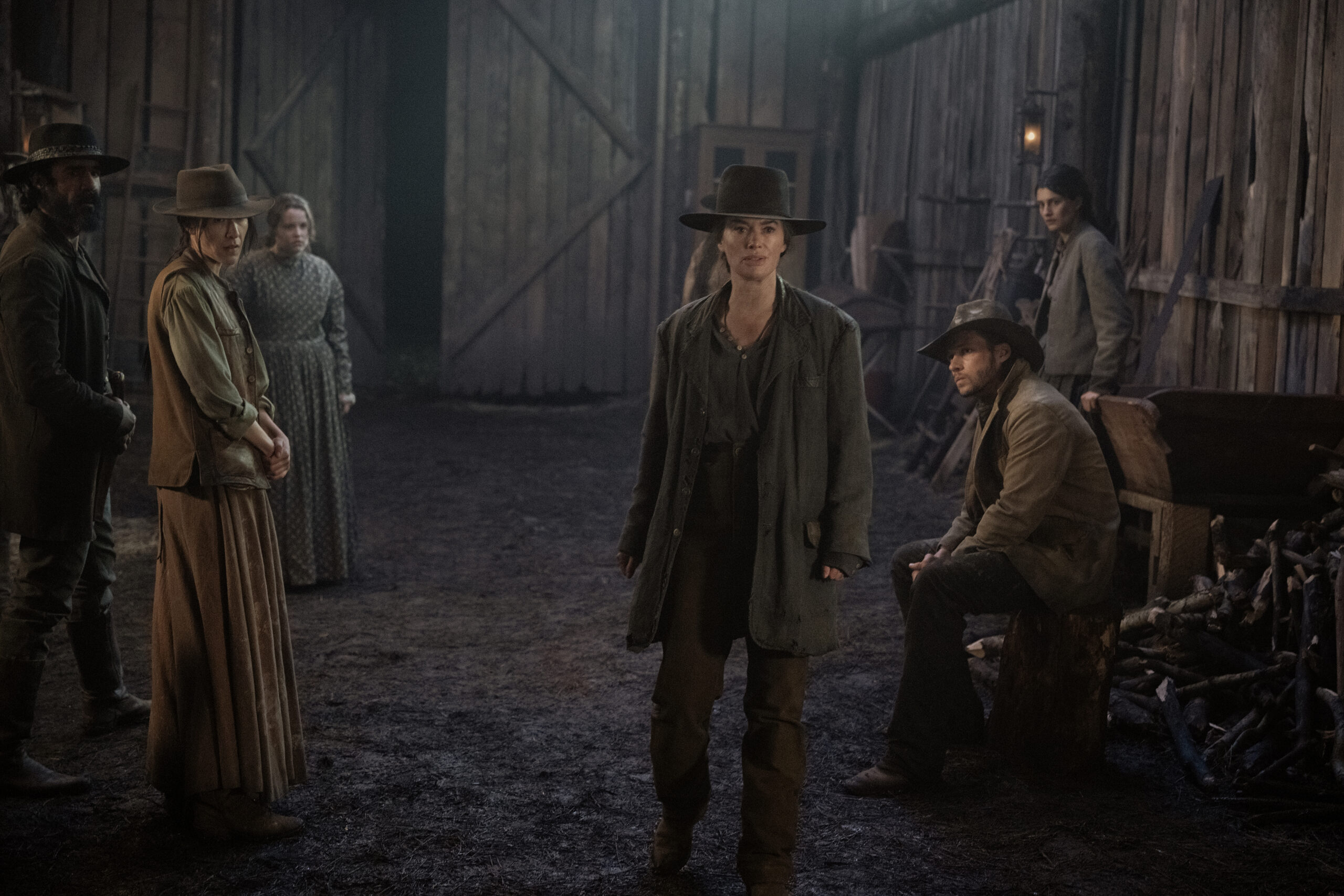 The Abandons Temporada 1, Episódio 1 – Clayton Cardenas, Elle-Maija Tailfeathers, Caitlin Wells, Lena Headey, Nick Robinson e Diana Silvers | televisão reveladora Na foto da esquerda para a direita estão Quentin Serra como Clayton Cardenas, Elle-Maija Tailfeathers como Oma Serra, Caitlin Wells como Samara Alderton, Lena Headey como Fiona Nolan, Nick Robinson como Elias Taylor e Diana Silvers como Dahlia Taylor do episódio 1 da 1ª temporada de The Abandons.