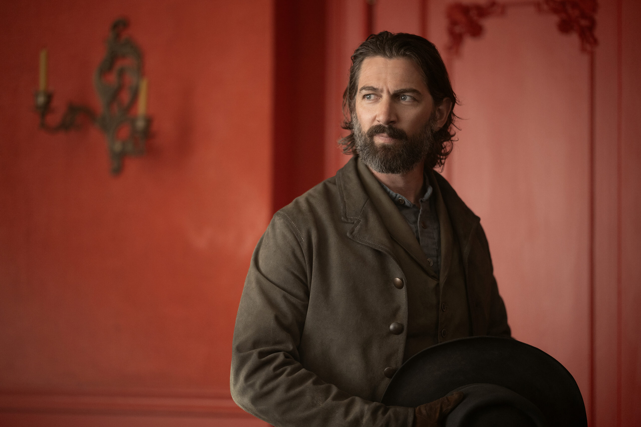 Still from The Abandons Season 1 Episode 6 of Michiel Huisman as Xavier Roache.