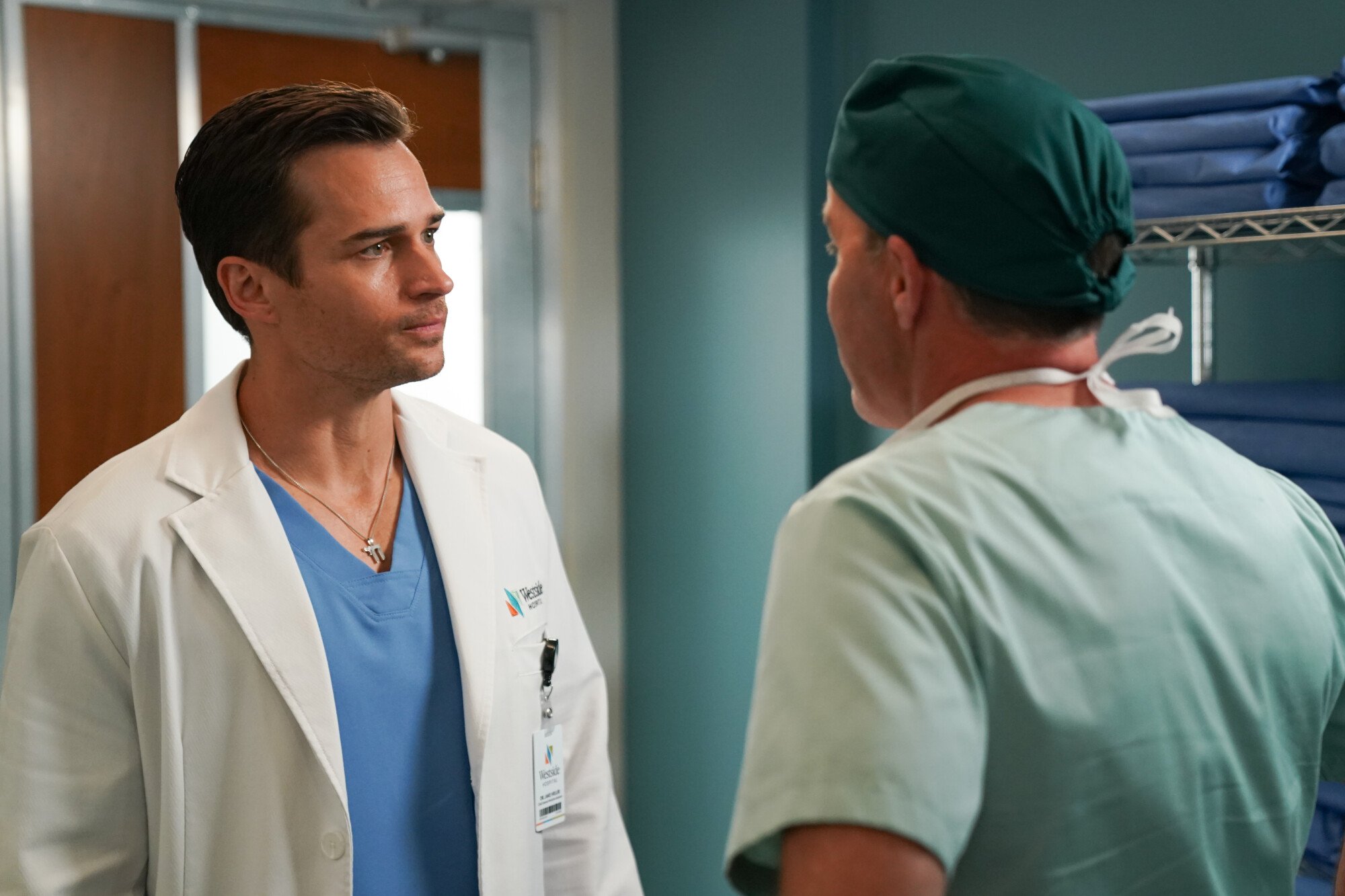 Doc Temporada 2 Episódio 8 - John-Michael Acker | televisão reveladora Uma foto do episódio 8 da 2ª temporada do Doc de John-Michael Acker.