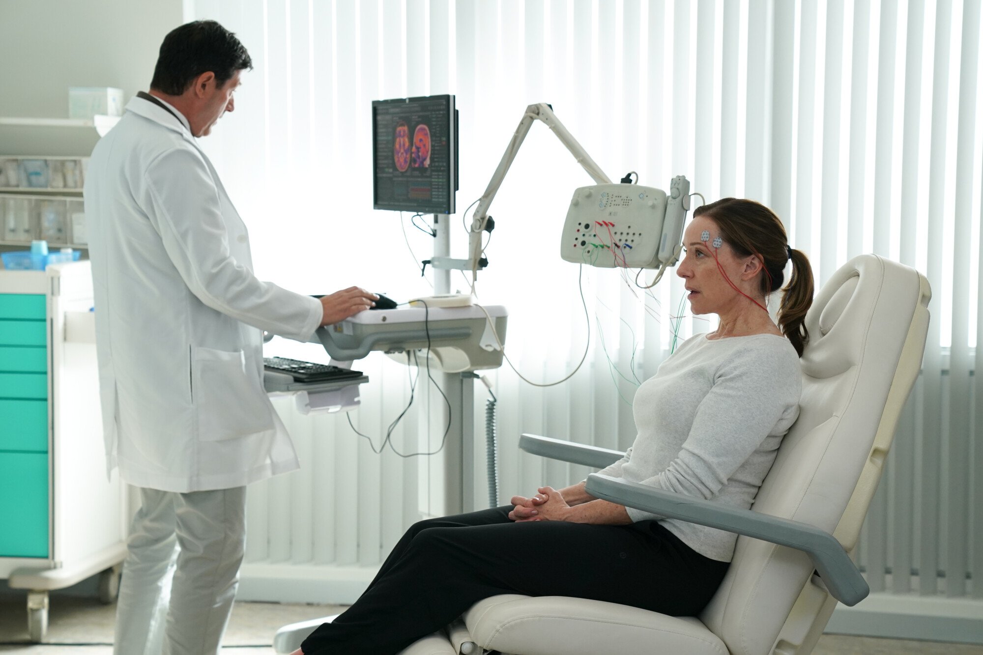 Doc Temporada 2, Episódio 8 – Convidados Ari Cohen e Molly Parker | televisão reveladora As estrelas convidadas Ari Cohen e Molly Parker são retratadas da esquerda para a direita no episódio 8 da 2ª temporada de Doc.