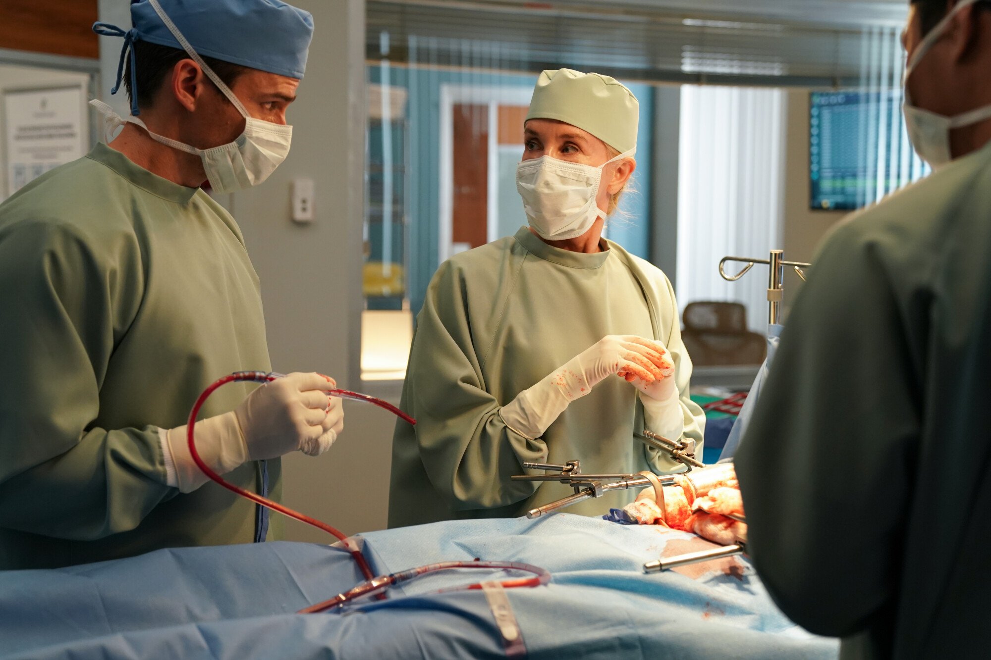 Doc Temporada 2 Episódio 8 - John-Michael Acker e Felicity Huffman | televisão reveladora John-Michael Acker e Felicity Huffman em Doc Temporada 2, Episódio 8 Na foto da esquerda para a direita.