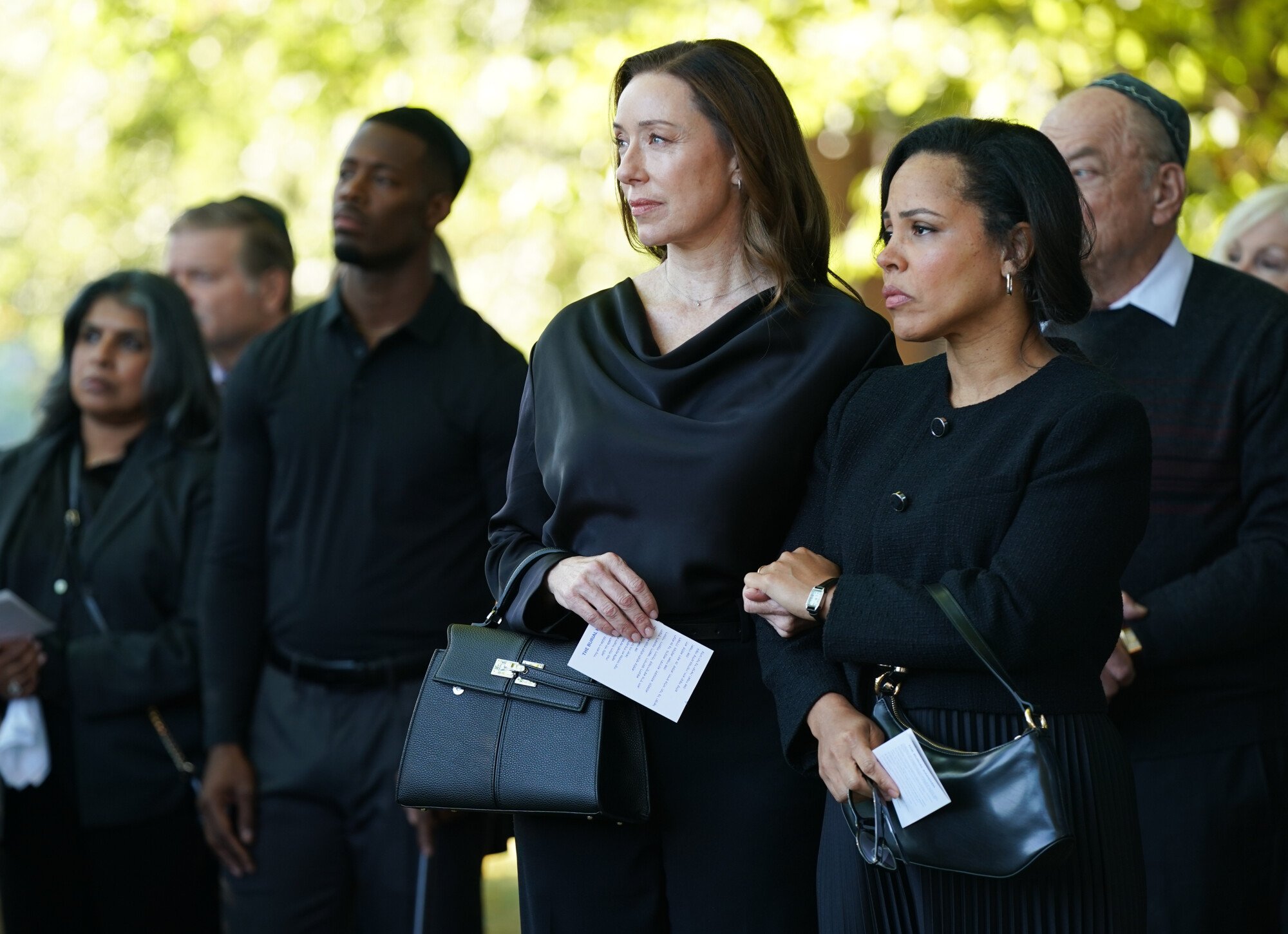 Doc Temporada 2 Episódio 9 - Molly Parker e Amira Wan | televisão reveladora Ainda do episódio 9 da 2ª temporada de Doc, Molly Parker e Amira Wan são retratadas, da esquerda para a direita.