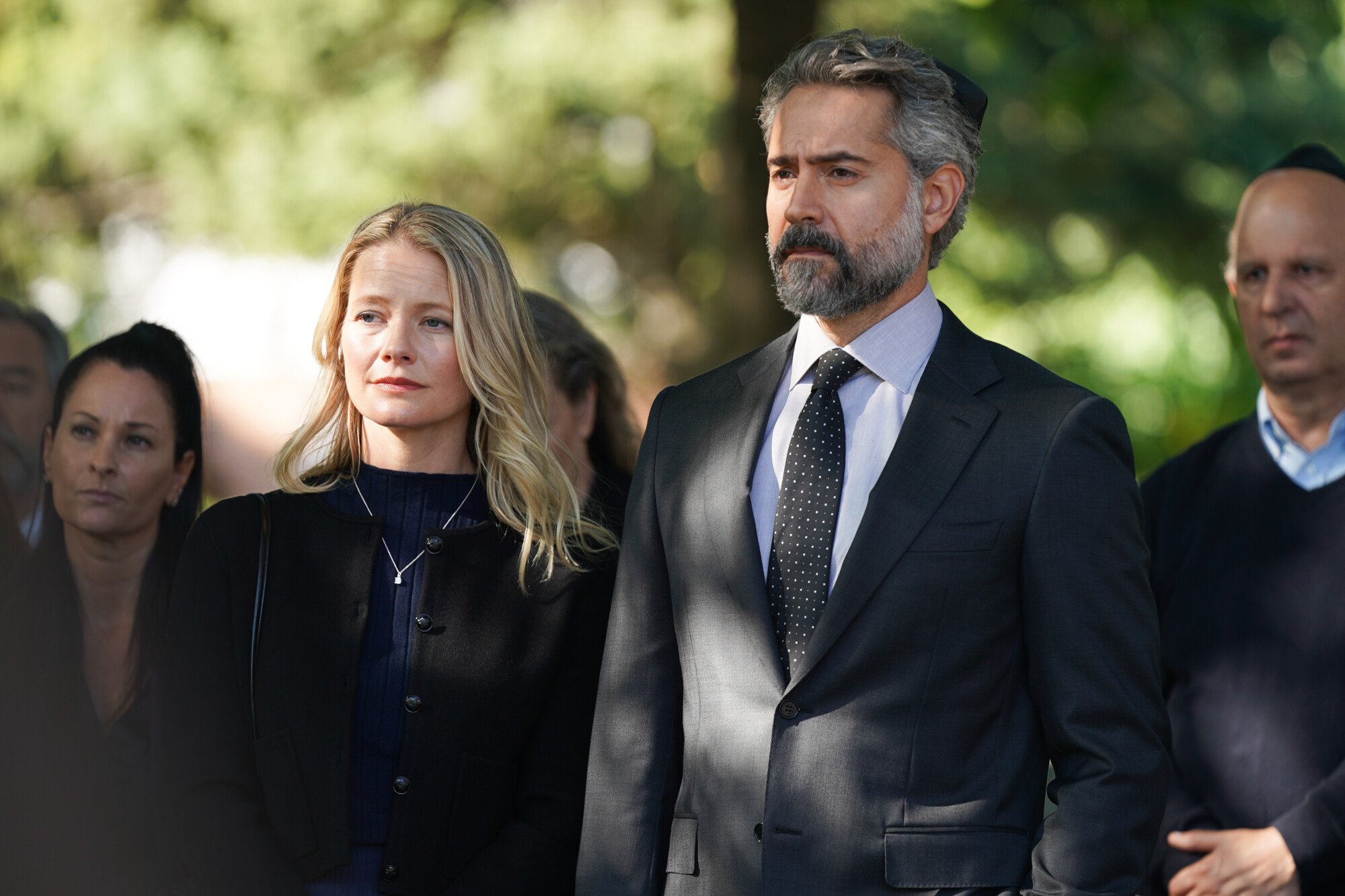 Doc Temporada 2, Episódio 9 - Sarah Allen e Omar Metwally | televisão reveladora Sarah Allen e Omar Metwali são mostrados da esquerda para a direita no episódio 9 da 2ª temporada de Doc.