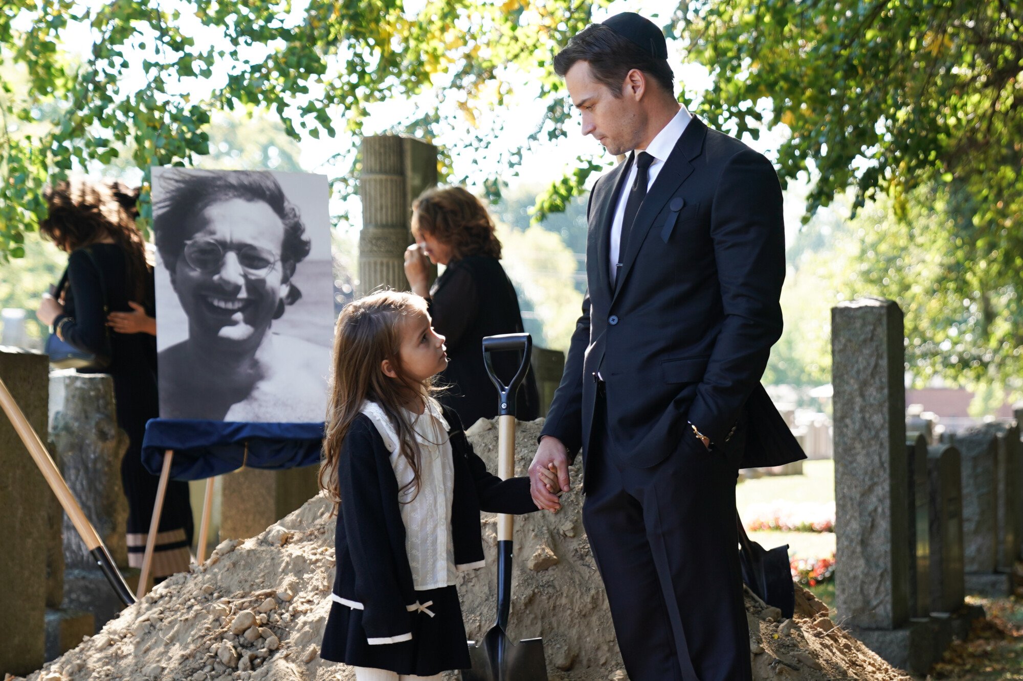 Doc Temporada 2, Episódio 9 – Convidado estrelado por Lara Delicanelli e John-Michael Acker | televisão reveladora As estrelas convidadas Lara Delicanelli e John-Michael Acker no episódio 9 da 2ª temporada de Doc são retratadas da esquerda para a direita.