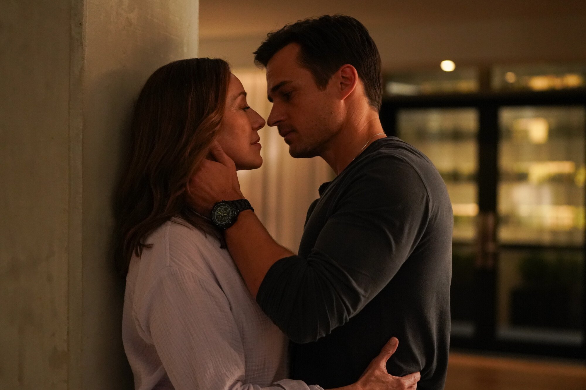 Doc Temporada 2 Episódio 9 - Molly Parker e John-Michael Acker | televisão reveladora Molly Parker e John-Michael Acker são retratados, da esquerda para a direita, em uma foto do episódio 9 da 2ª temporada de Doc.