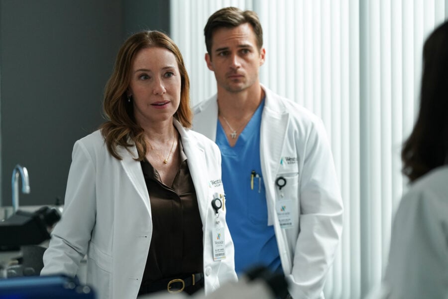 Doc Temporada 2 Episódio 9 - Molly Parker e John-Michael Acker | televisão reveladora Molly Parker e John-Michael Acker são retratados, da esquerda para a direita, em uma foto do episódio 9 da 2ª temporada de Doc.