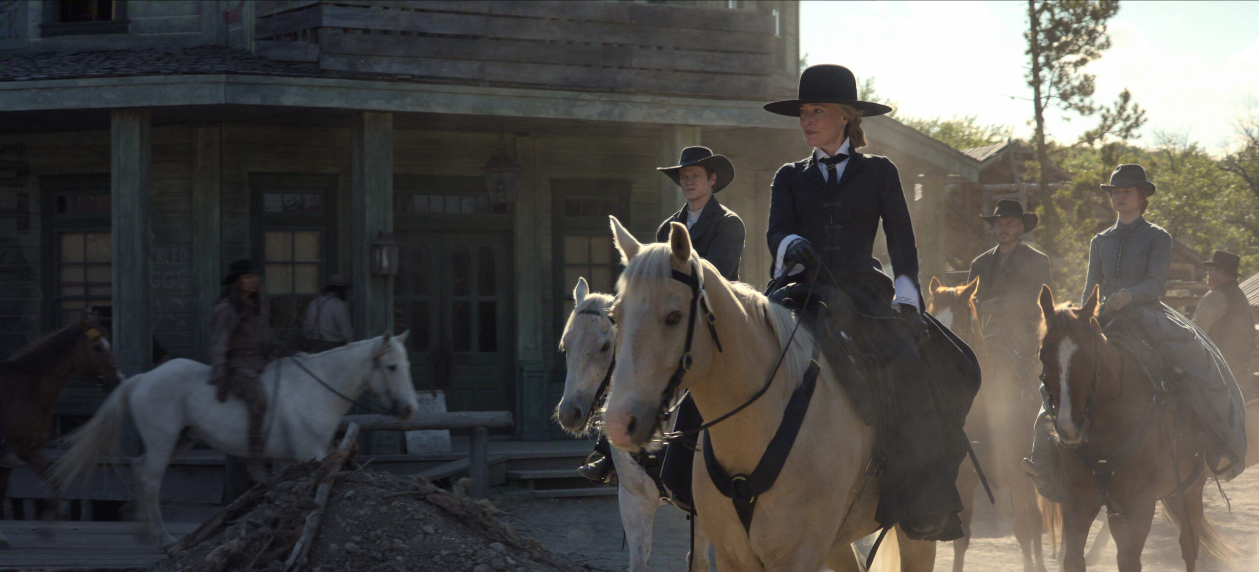 Still from The Abandons Season 1 Episode 1 of Lucas Till as Garret Van Ness, Gillian Anderson as Constance Van Ness, Toby Hemingway as Willem Van Ness, and Aisling Franciosi as Trisha Van Ness pictured from left to right.