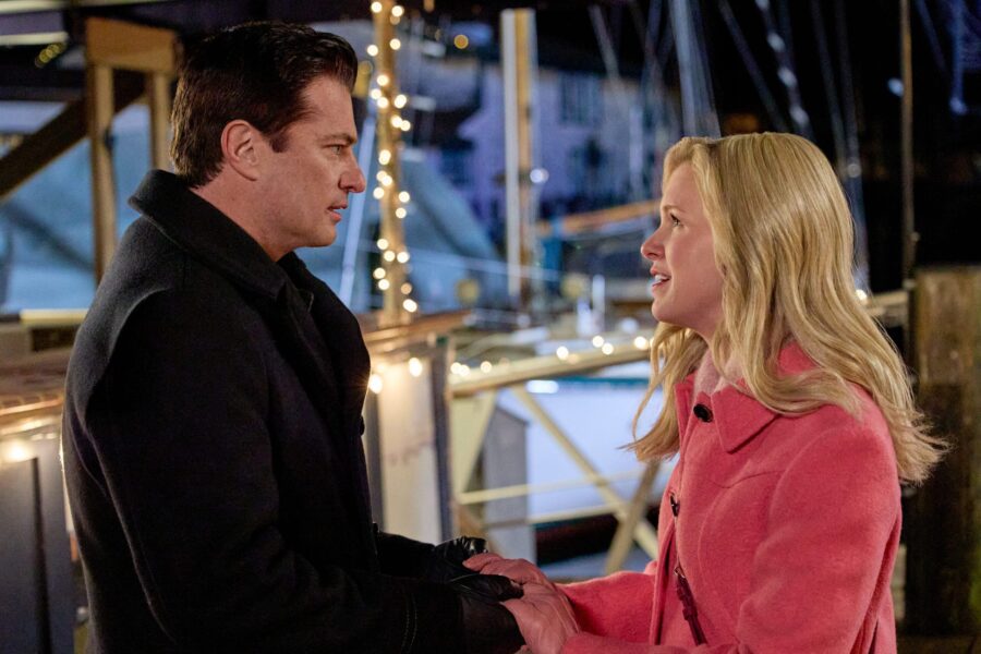Hallmark's A Newport Christmas starring Ginna Claire Mason and Wes Brown (Photo courtesy of Hallmark Media) | Tell-Tale TV Hallmark's A Newport Christmas starring Ginna Claire Mason and Wes Brown (Photo courtesy of Hallmark Media)