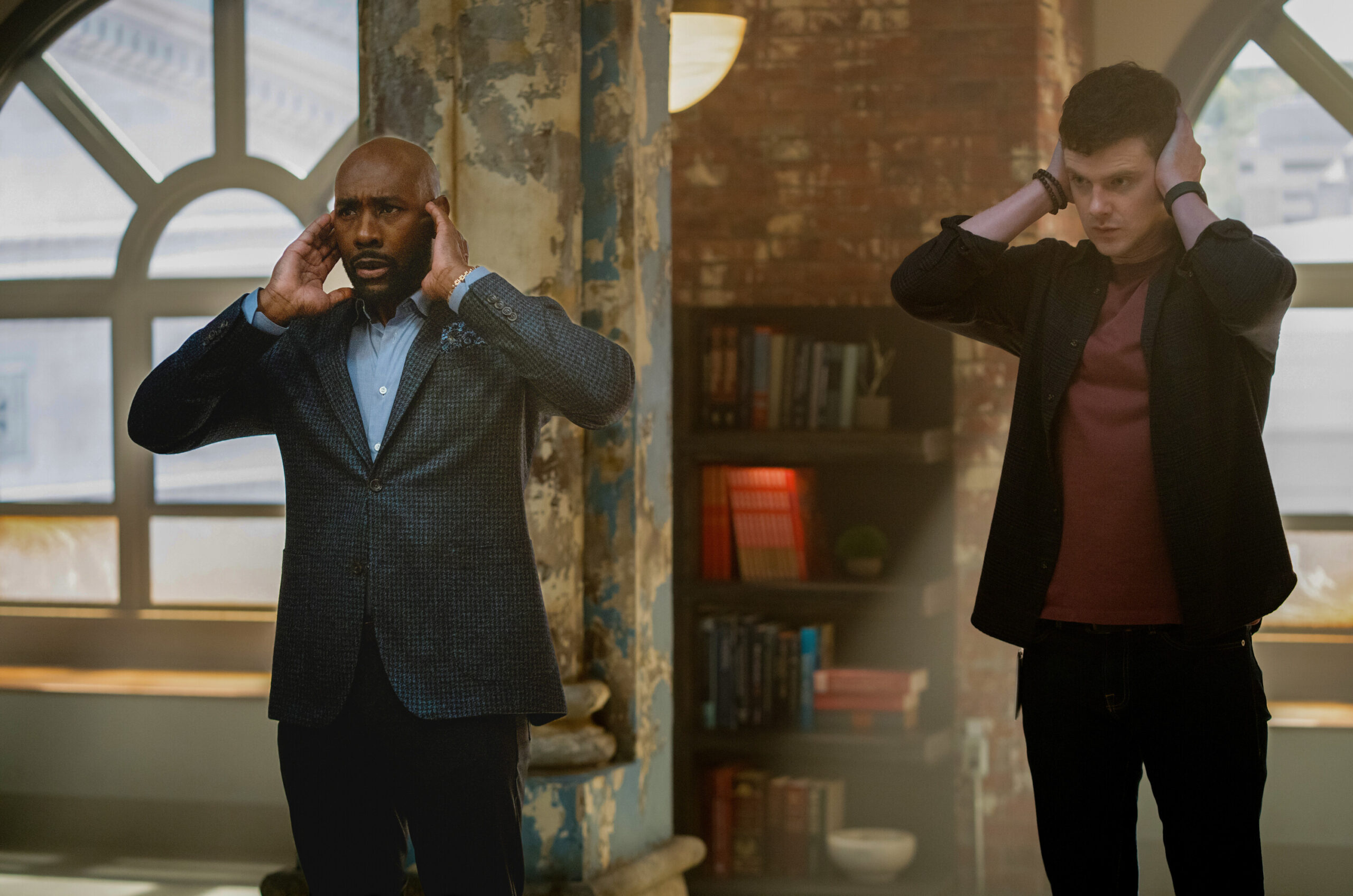 Livi olha para o médico. televisão reveladora livi olha para o médico