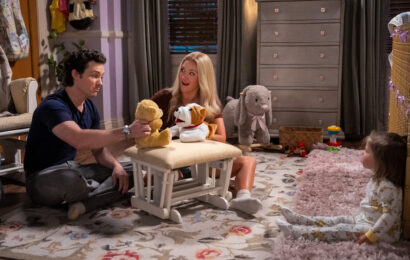 Georgie & Mandy's First Marriage Season 2 Episode 8, "Bitin', Spankin' and a Load of Yankee Psychobabble" - (l-r) Montana Jordan as Georgie and Emily Osment as Mandy Georgie & Mandy’s First Marriage Season 2 Episode 8 Review: Bitin’, Spankin’ and a Load of Yankee Psychobabble 