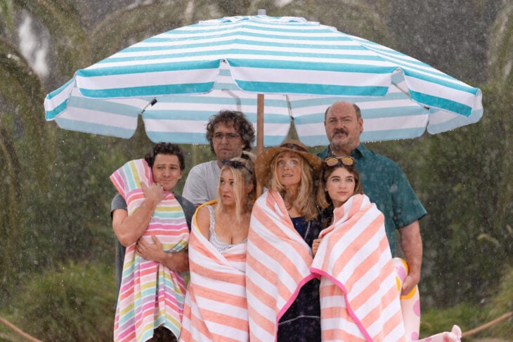 Georgie & Mandy's First Marriage Season 2 Episode 10, "Miami Beach and a Magical Family Christmas" - (l-r) Montana Jordan as Georgie, Dougie Baldwin as Connor, Emily Osment as Mandy, Rachel Bay Jones as Audrey, Raegan Revord as Missy, and Will Sasso as Jim Georgie & Mandy’s First Marriage Season 2 Episode 10 Review: Miami Beach and a Magical Family Christmas 