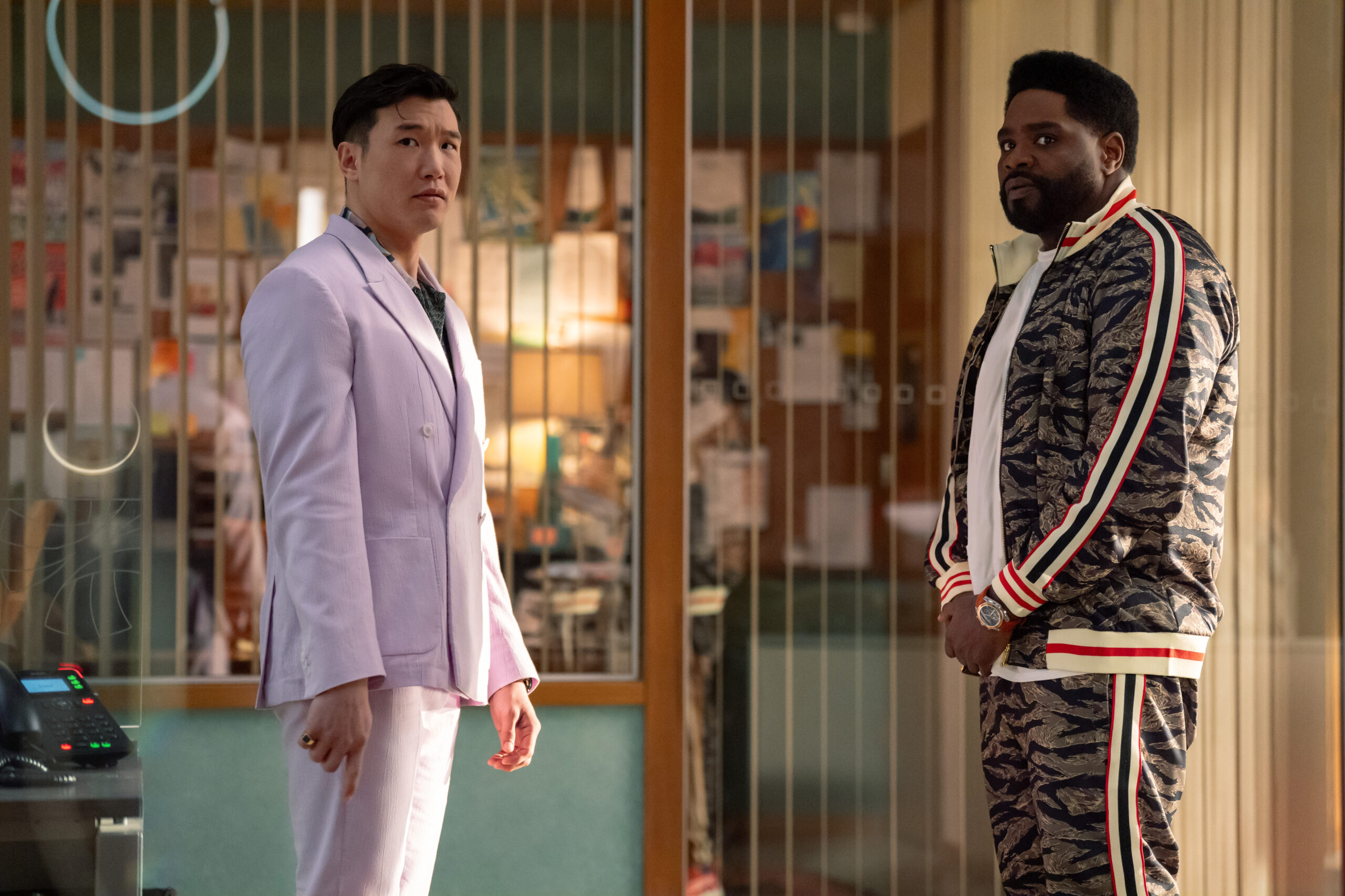 Joel Kim Booster e Ron Funches em Loot, temporada 3, episódio 9 (foto cortesia da Apple TV) | televisão reveladora Joel Kim Booster e Ron Funches em Loot, temporada 3, episódio 9 (foto cortesia da Apple TV)