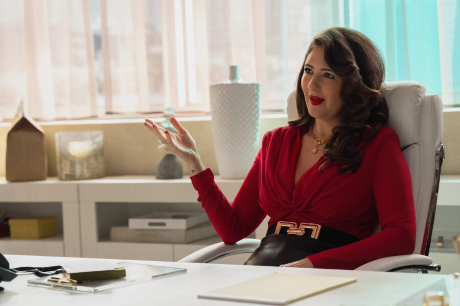 D'Arcy Carden em Loot, temporada 3, episódio 9 (foto cortesia da Apple TV) | televisão reveladora D'Arcy Warden em Heist, temporada 3, episódio 9 (foto cortesia da Apple TV)