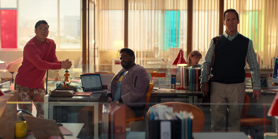 Joel Kim Booster, Ron Funchess e Nat Faxon em Loot, temporada 3, episódio 9 (foto cortesia da Apple TV) | televisão reveladora Joel Kim Booster, Ron Funchess e Nat Faxon em Loot, temporada 3, episódio 9 (foto cortesia da Apple TV)