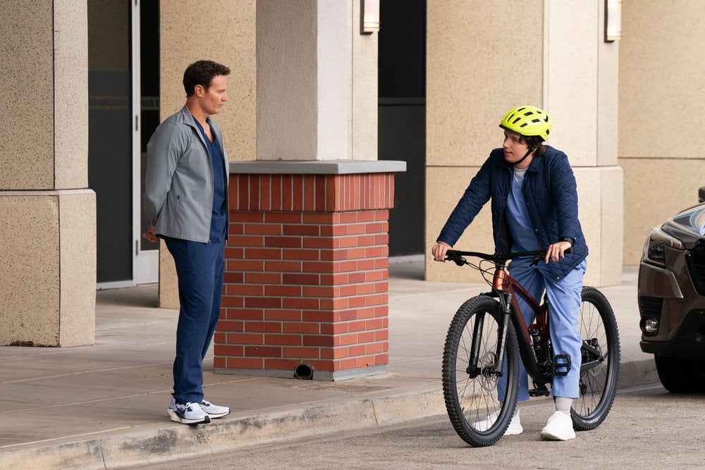 Denis Medical - Temporada 2 | televisão reveladora Dennis Medical 2ª temporada, episódio 7, Não é de admirar que seu rim queira sair - (à esquerda) Josh Lawson como Dr.