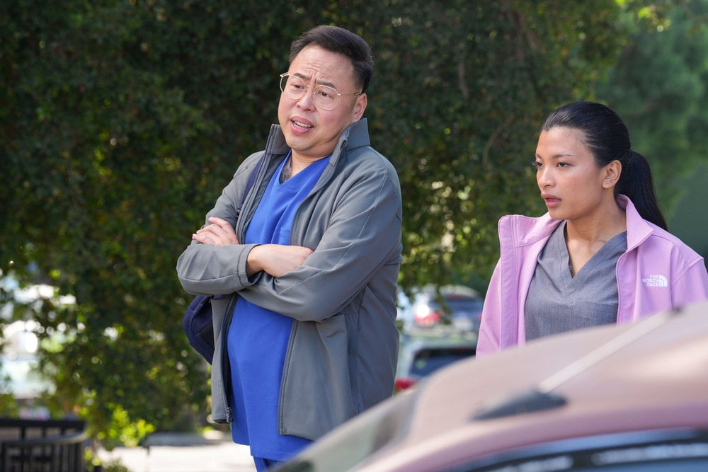 Nico Santos como René e Ysami. dennis medical temporada 2 episódio 8, 