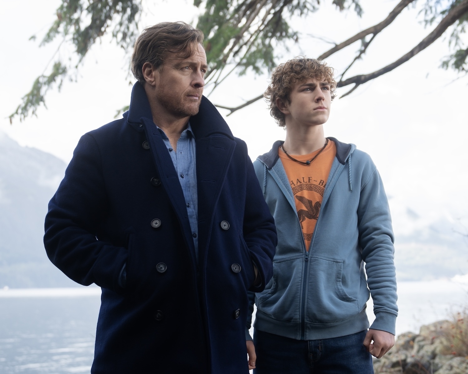 Percy Jackson e os Olimpianos 2ª temporada, episódio 8 - Walker Scobell como Percy Jackson, Toby Stephens como Poseidon (foto cortesia da Disney)