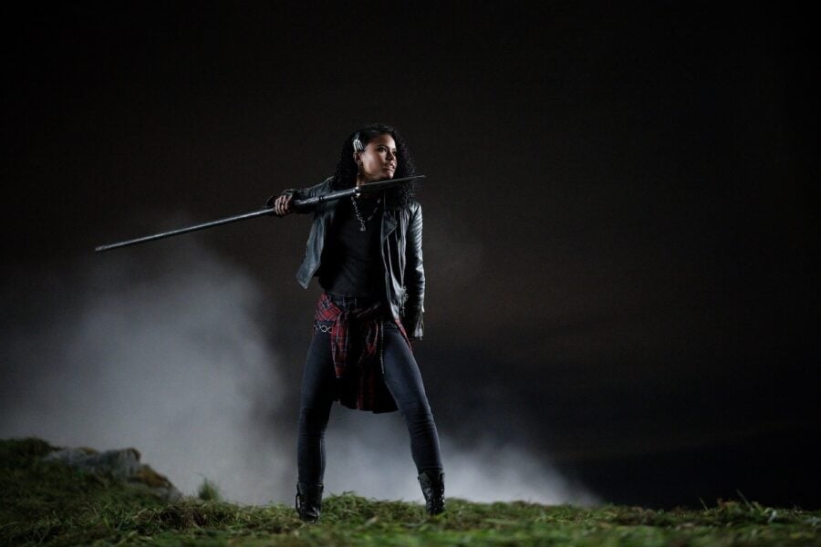 Percy Jackson e os Olimpianos 2ª temporada, episódio 8 – Tamara Smart como Thalia Grace (foto cortesia da Disney) | televisão reveladora Percy Jackson e os Olimpianos, temporada 2, episódio 8 - Tamara Smart como Thalia Grace (foto cortesia da Disney)