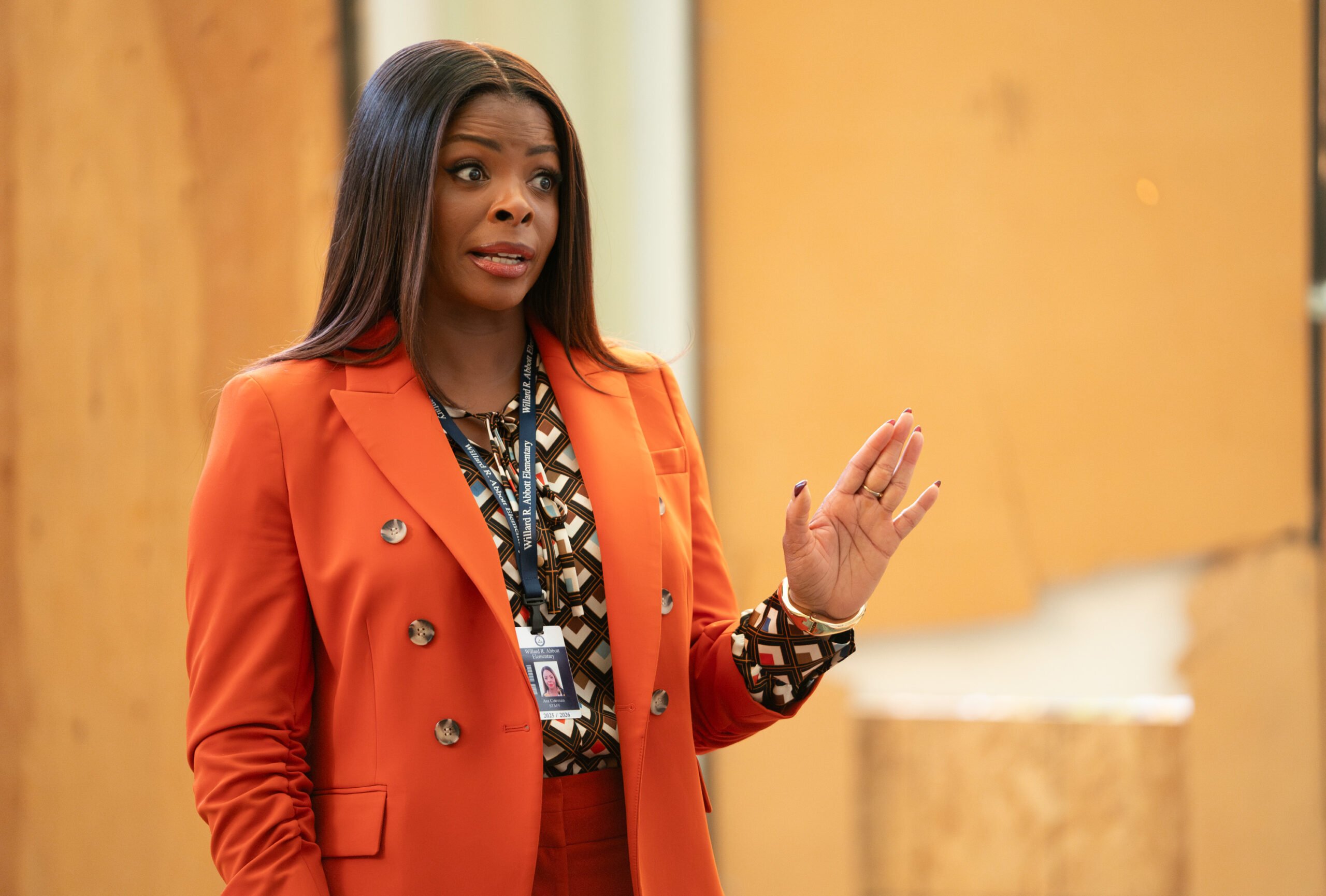 Janelle James no Abbott Elementary Temporada 5, Episódio 10, The Mall Parte 2: Perguntas e Preocupações