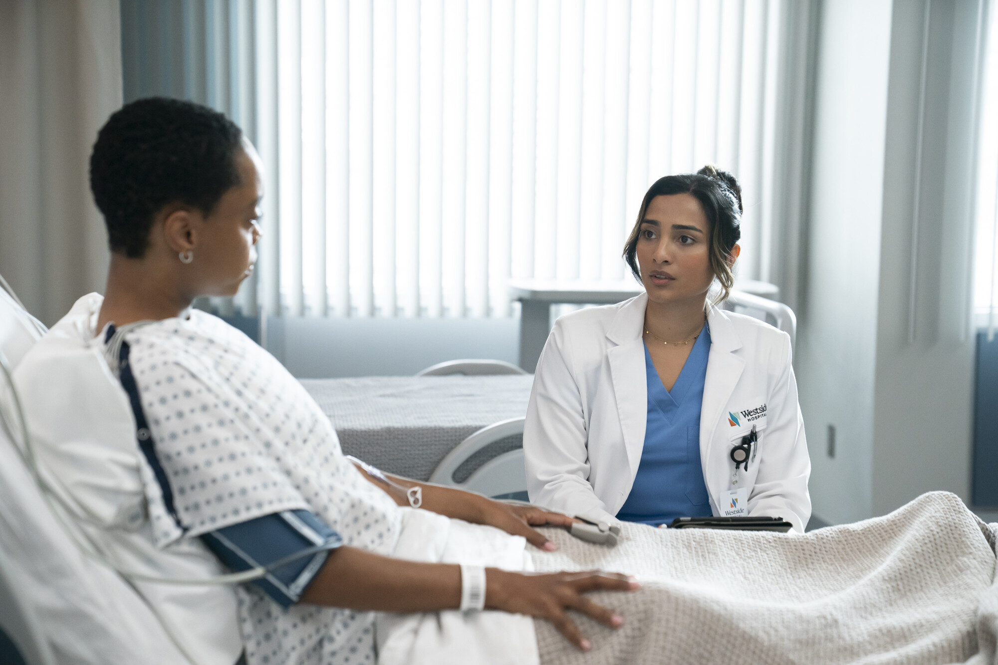 Médicos, temporada 2, episódio 13 - Nia Cummins e Anya Banerjee | televisão reveladora Still do episódio 13 da 2ª temporada de Doc, Nia Cummins e Anya Banerjee são mostradas, da esquerda para a direita.