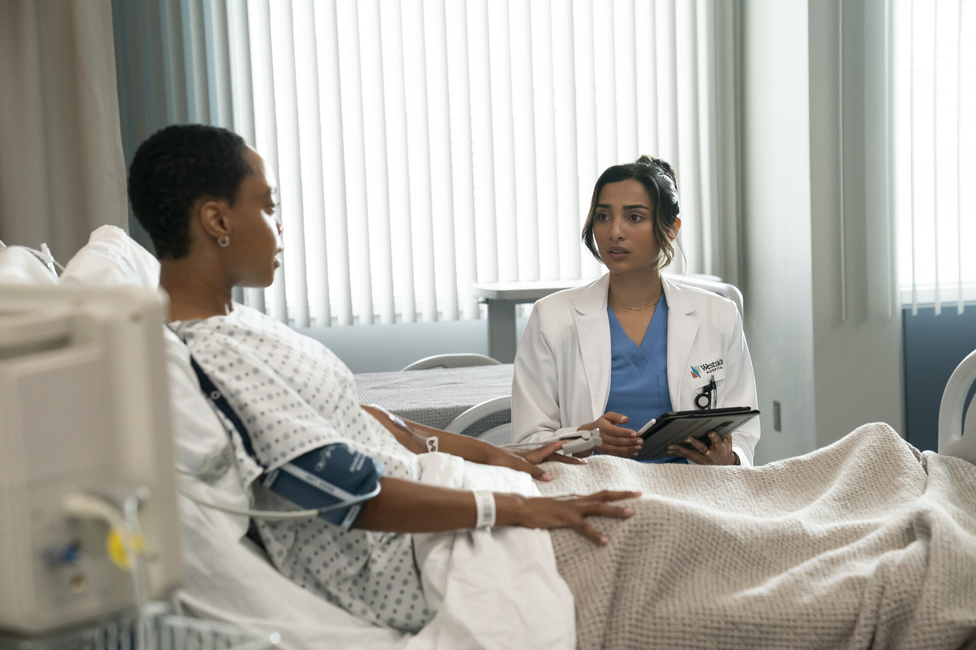 Médicos, temporada 2, episódio 13 - Nia Cummins e Anya Banerjee | televisão reveladora Still do episódio 13 da 2ª temporada de Doc, Nia Cummins e Anya Banerjee são mostradas, da esquerda para a direita.