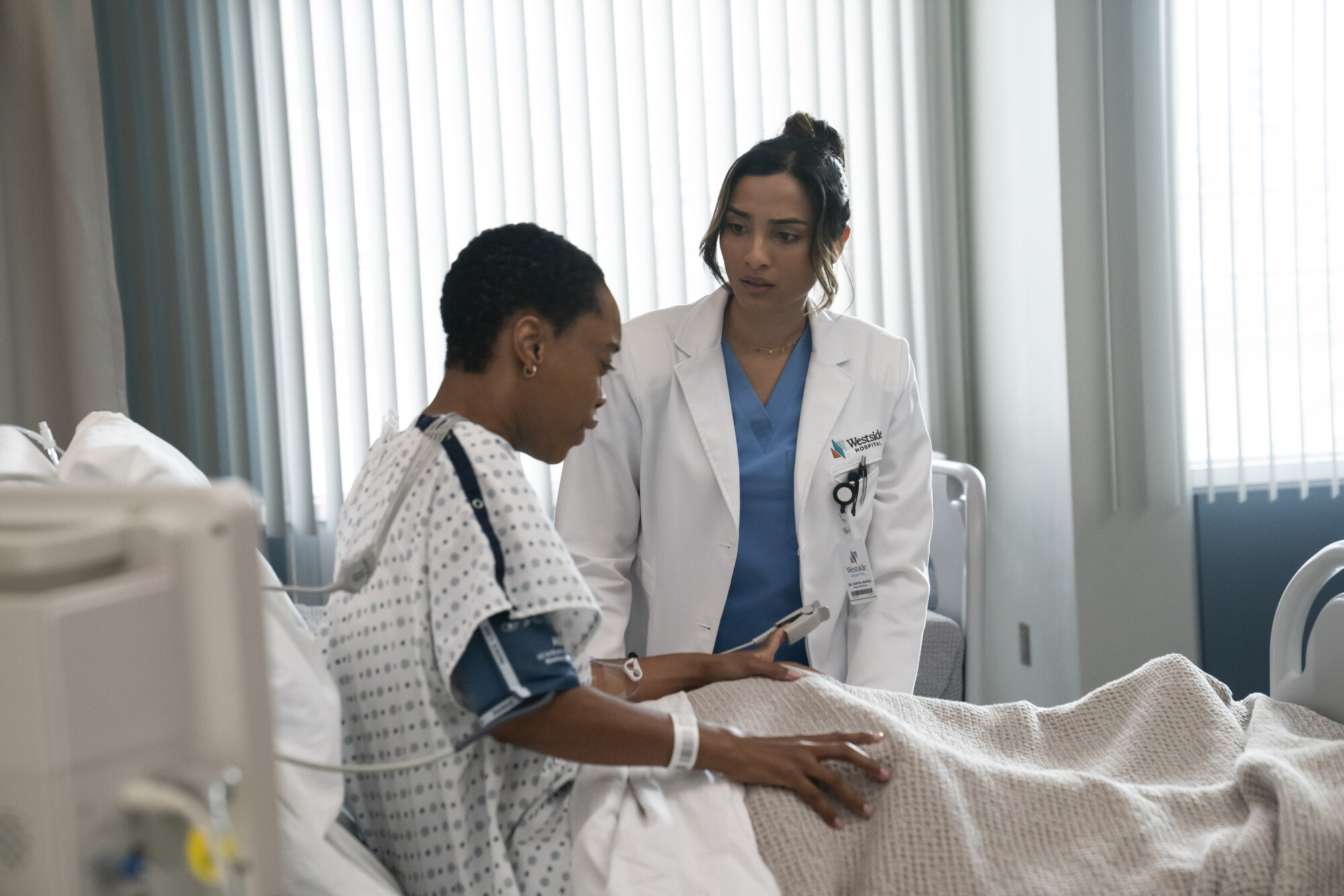 Médicos, temporada 2, episódio 13 - Nia Cummins e Anya Banerjee | televisão reveladora Still do episódio 13 da 2ª temporada de Doc, Nia Cummins e Anya Banerjee são mostradas, da esquerda para a direita.