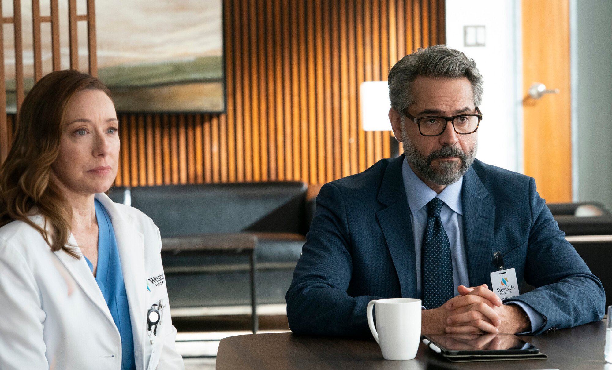 Ainda do episódio 12 da 2ª temporada de Doc. Na foto, da esquerda para a direita, estão Molly Parker e Omar Metwally.