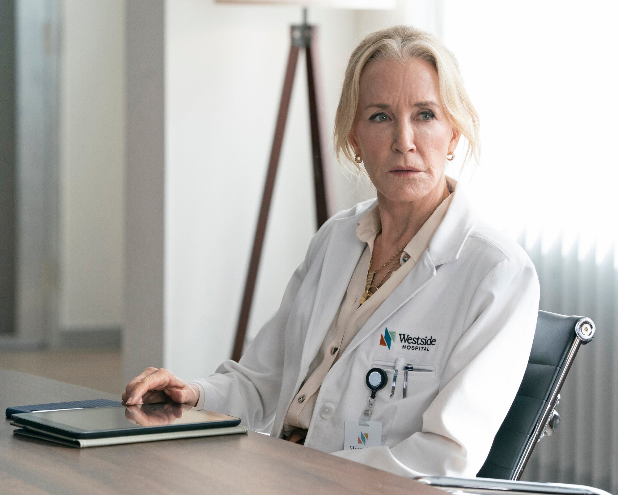 Uma foto do episódio 12 da 2ª temporada de Felicity Huffman's Doc.