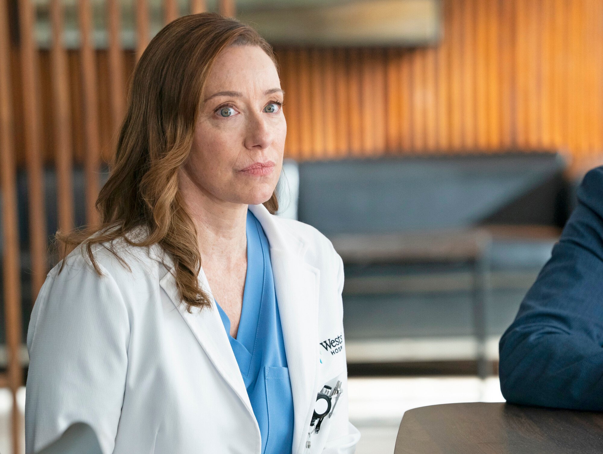 Uma foto do episódio 12 da 2ª temporada de Molly Parker's Doc.