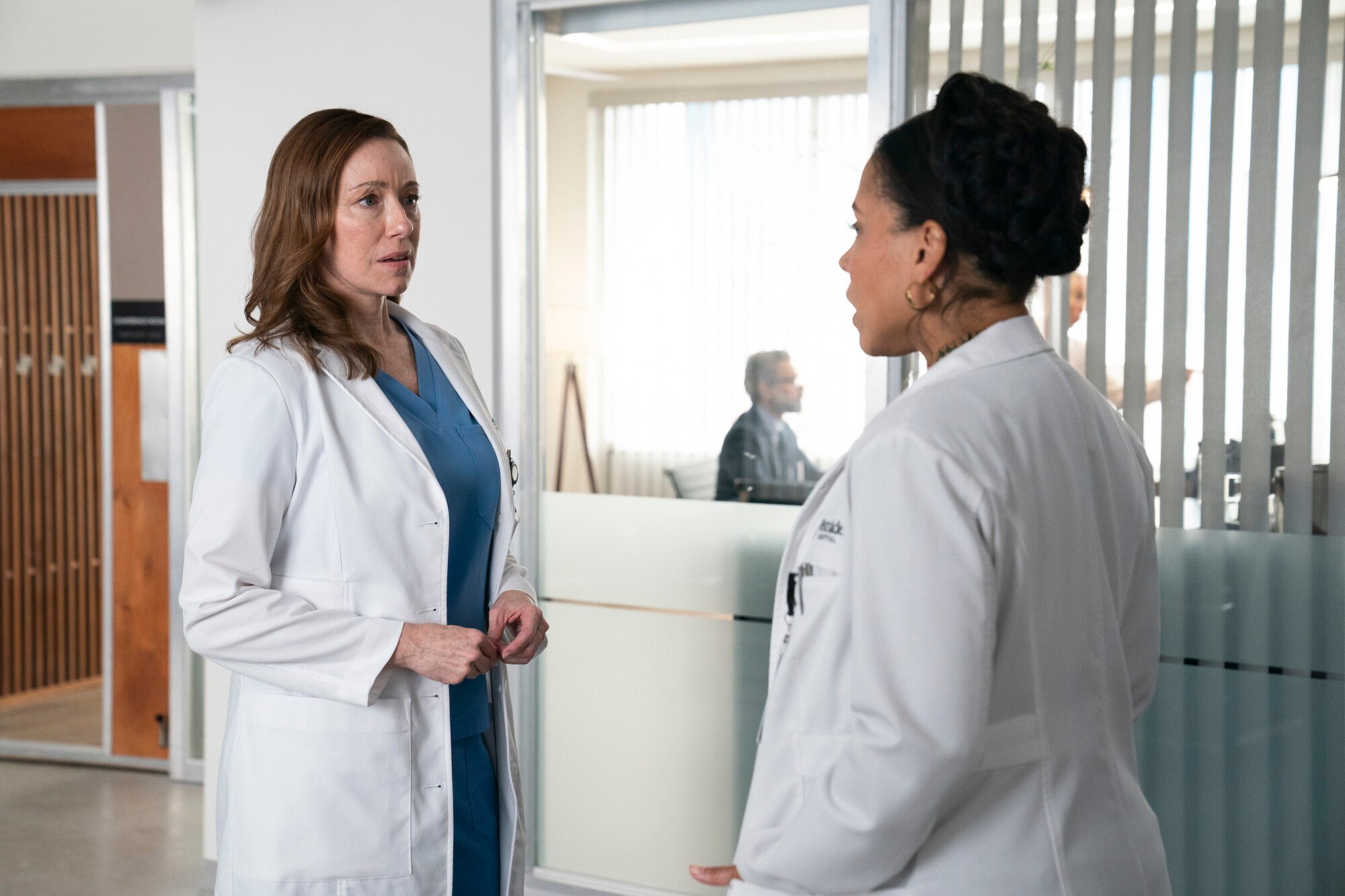 Foto de Molly Parker e Amira Wan do episódio 12 da 2ª temporada de Doc, da esquerda para a direita.