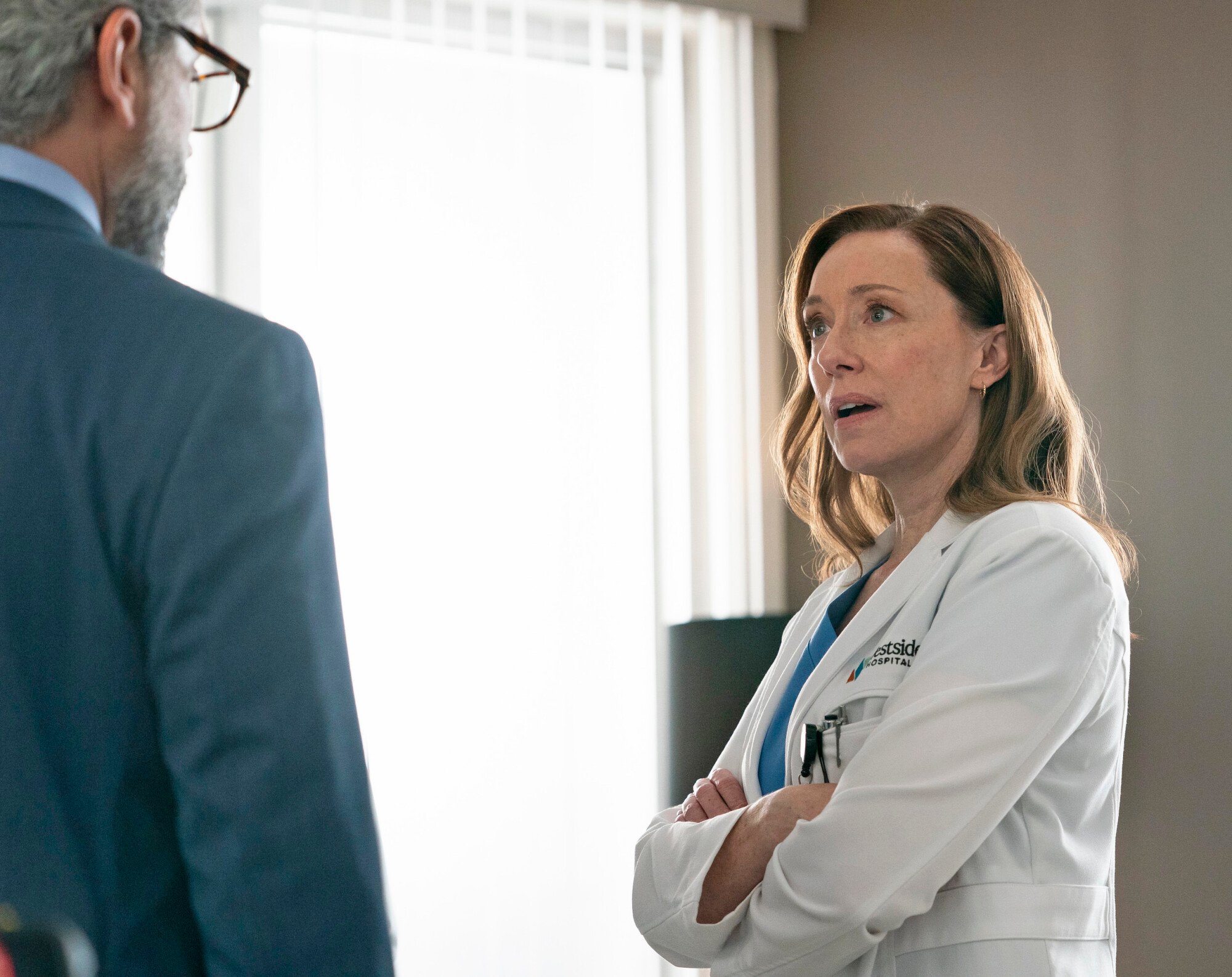 Na foto da esquerda para a direita estão Omar Metwali e Molly Parker em uma foto do episódio 12 da 2ª temporada de Doc.