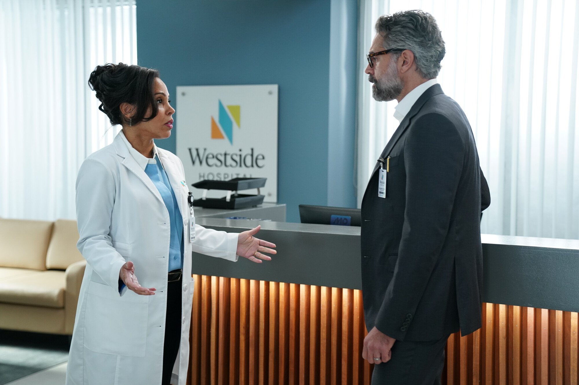 Uma foto do episódio 11 da 2ª temporada de Doc. Na foto, da esquerda para a direita, estão Amirah Wan e Omar Metwally.