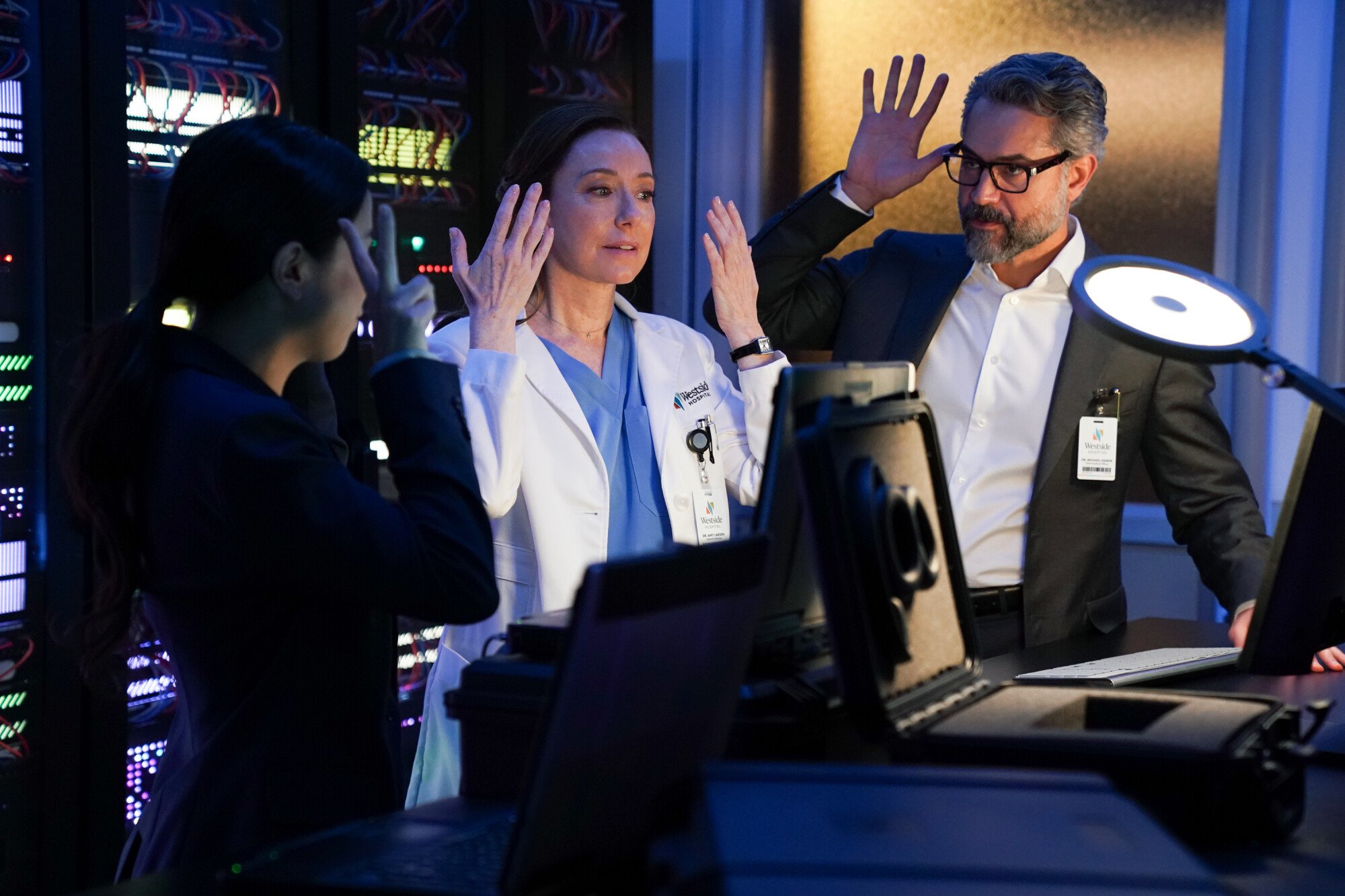 Ainda do episódio 11 da 2ª temporada de Doc. Na foto, da esquerda para a direita, estão Molly Parker e Omar Metwally.