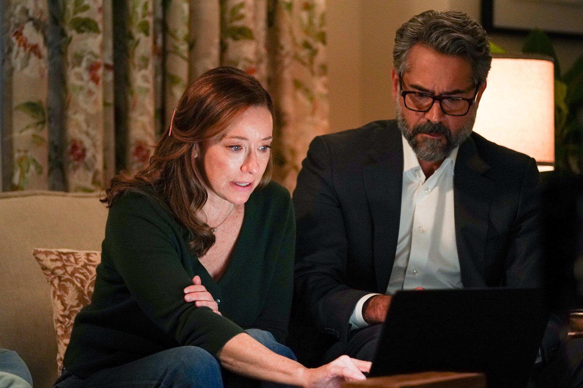 Ainda do episódio 11 da 2ª temporada de Doc. Na foto, da esquerda para a direita, estão Molly Parker e Omar Metwally.