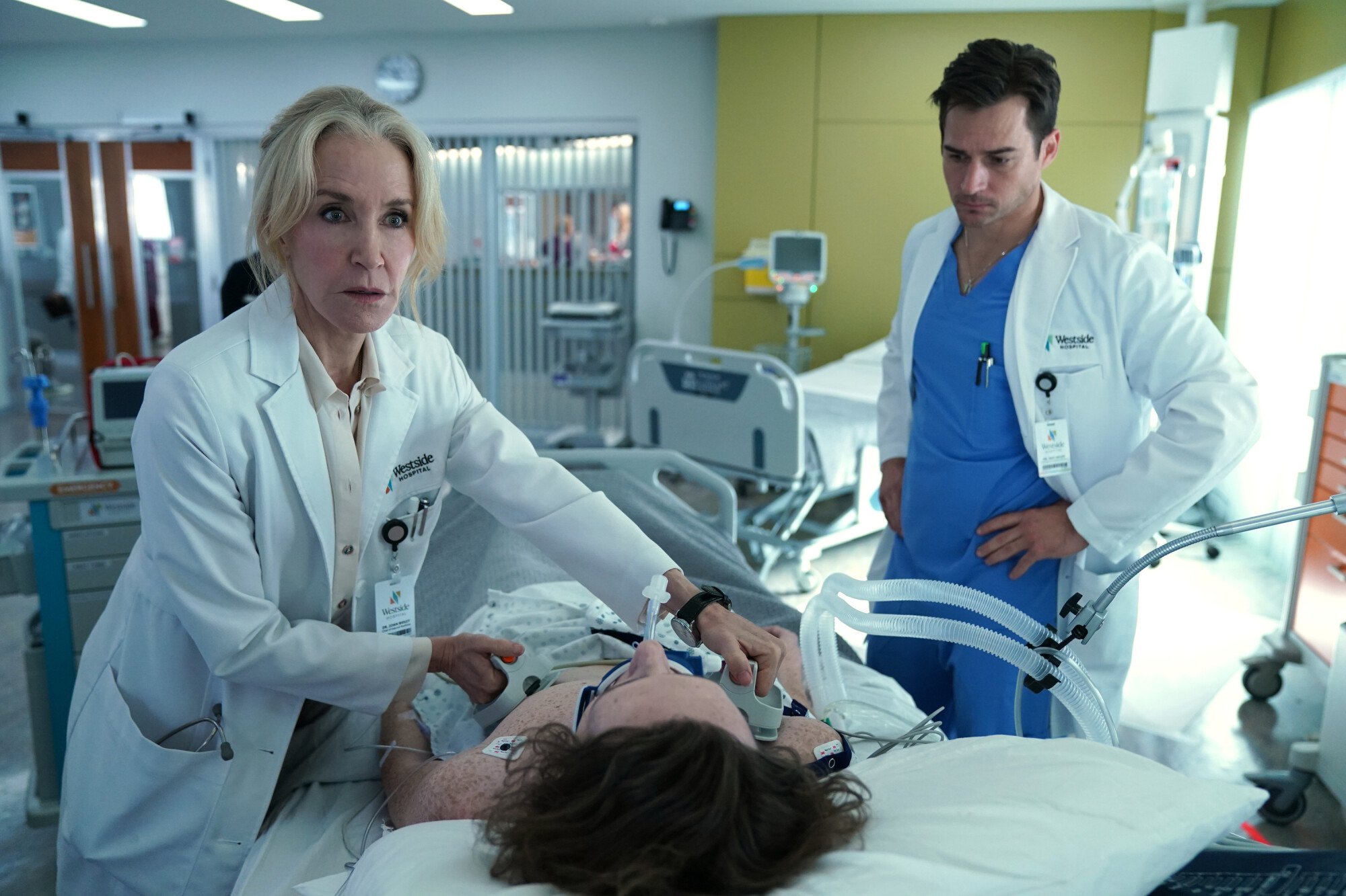 Uma foto do episódio 12 da 2ª temporada de Felicity Huffman's Doc.