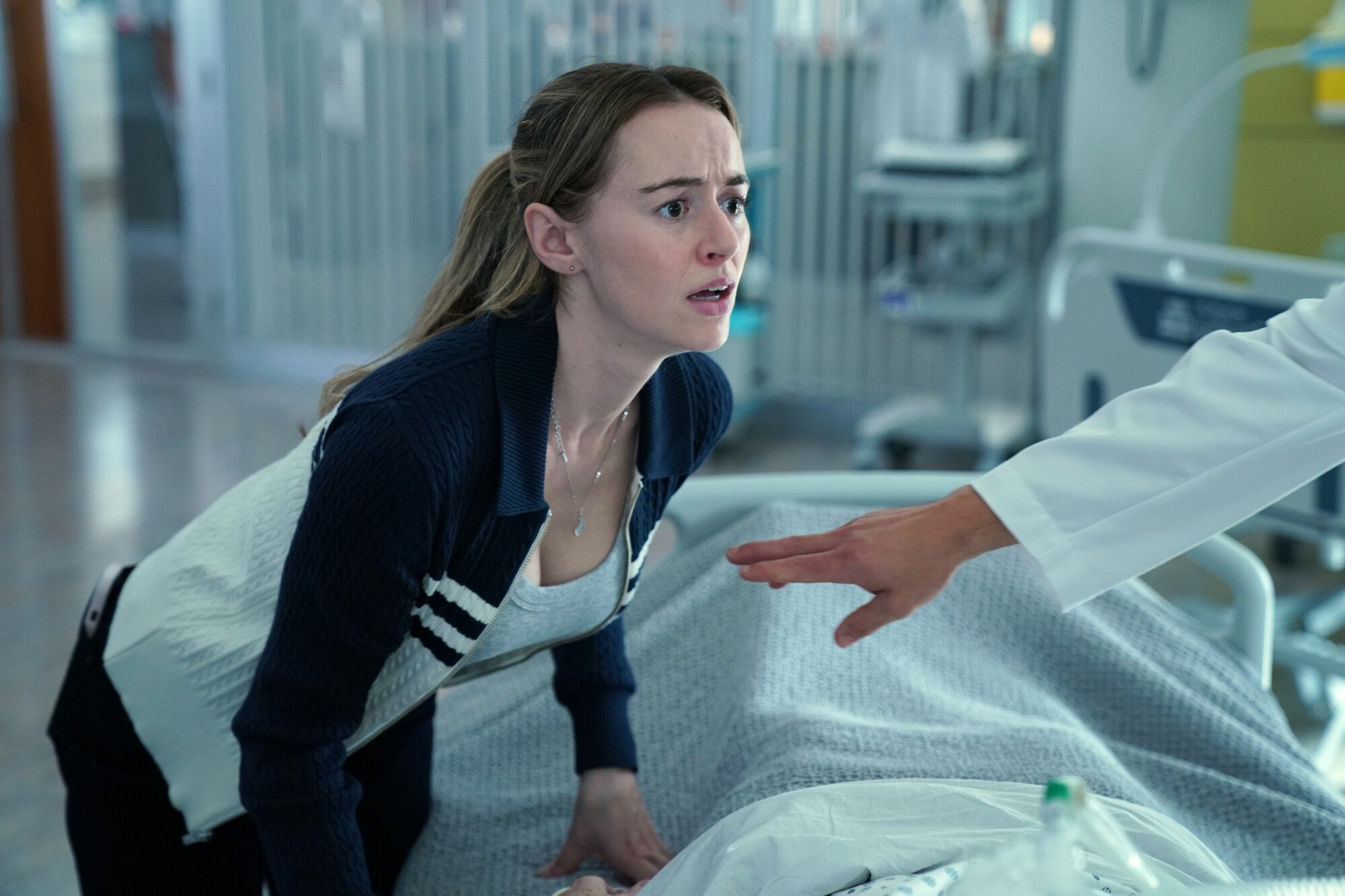 Uma foto do episódio 12 da 2ª temporada do Doc de Charlotte Fountain-Jardim.