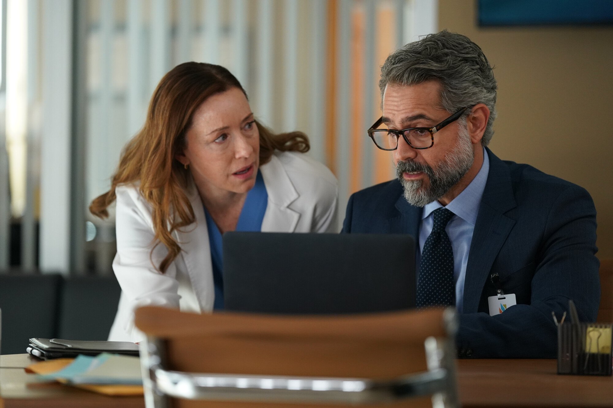 Ainda do episódio 12 da 2ª temporada de Doc. Na foto, da esquerda para a direita, estão Molly Parker e Omar Metwally.