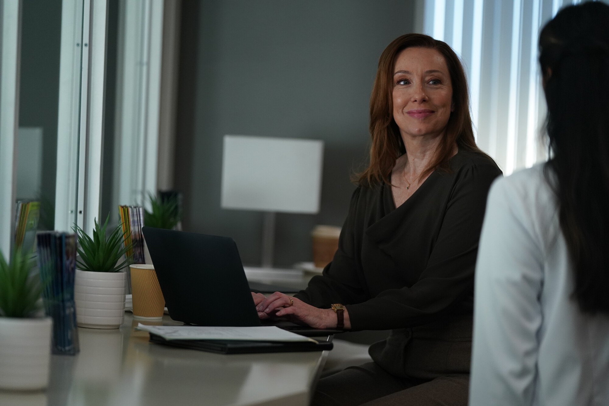 The Doctor Temporada 2 Episódio 13 - Molly Parker | televisão reveladora Uma foto do episódio 13 da 2ª temporada de Molly Parker's Doc.